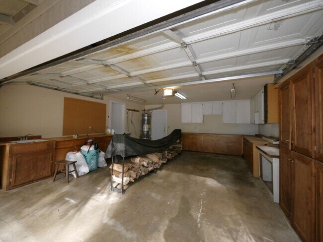 Building Photo - 18111 N Meadow Dr