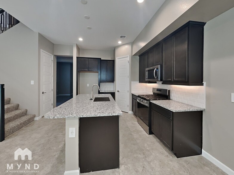 Building Photo - 4839 E Village Dr