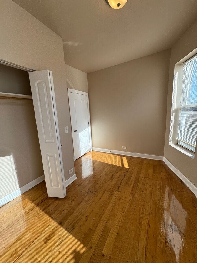 Building Photo - 6507 S Ingleside Ave