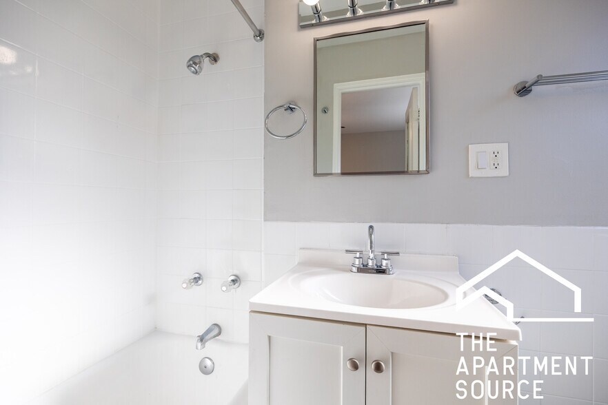 Building Photo - 1125 N La Salle Dr