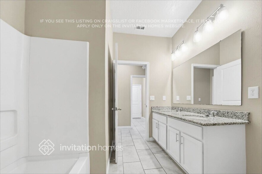 Building Photo - 14231 Seranoa Dr
