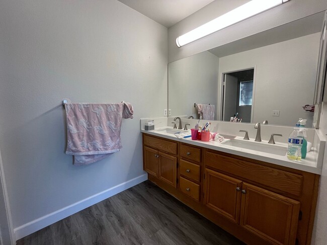 Building Photo - Bright 2-Bedroom Home in Gated Mira Mesa C...