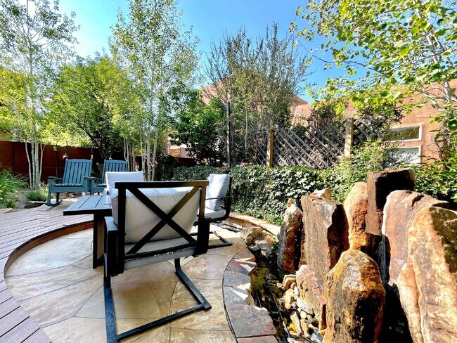 Building Photo - High Desert Beauty! Community Pool!