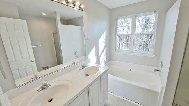 Building Photo - 3 Bed / 2-1/2 Bath Single Family Home w/1-Car garage