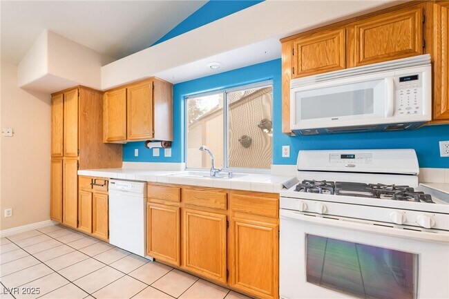 Building Photo - 812 Seco Verde Ave