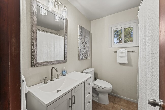 Building Photo - 220 Wildflower Dr