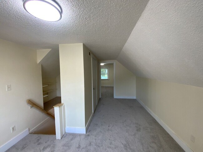 Building Photo - Charming 4 bd, 2 bth with 2 room Master Suite