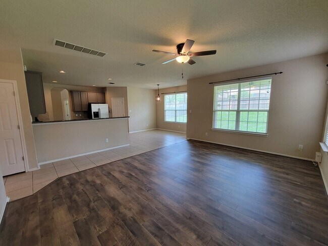 Building Photo - Charming 4 beds 2 baths in San Antonio!