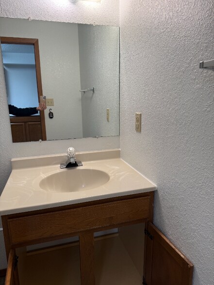 Building Photo - 100 Robert Ave