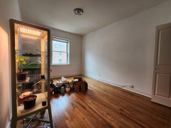 Building Photo - Large 2-bed/2-bath Apartment With Updated Kitchen and Large Living Room