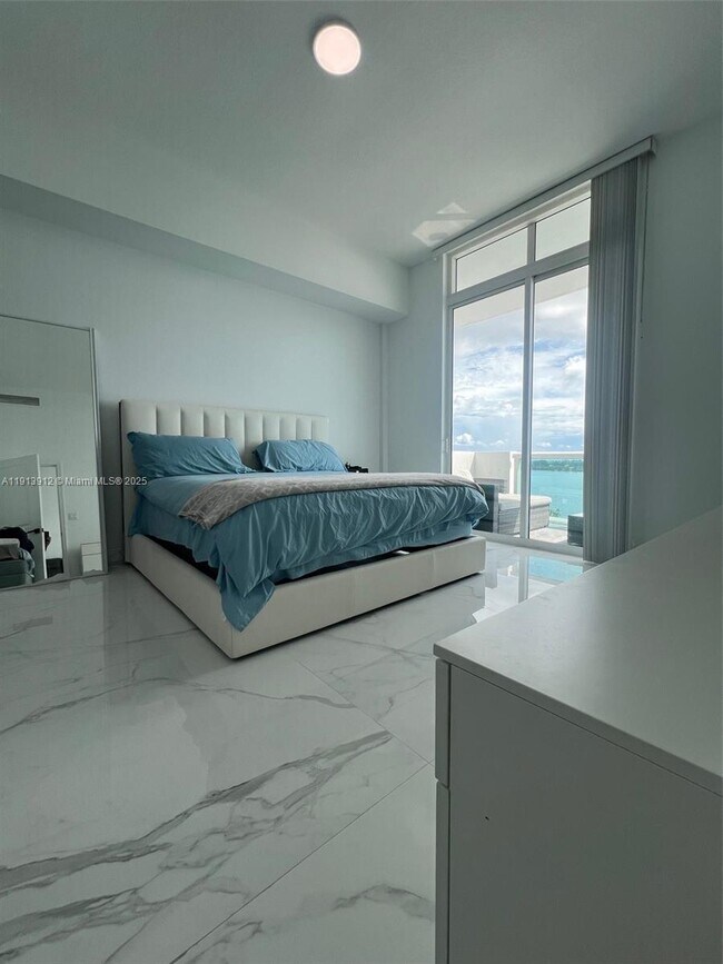 Building Photo - 7910 Harbor Island Dr