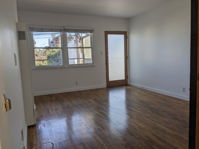Building Photo - 250 3rd Ave