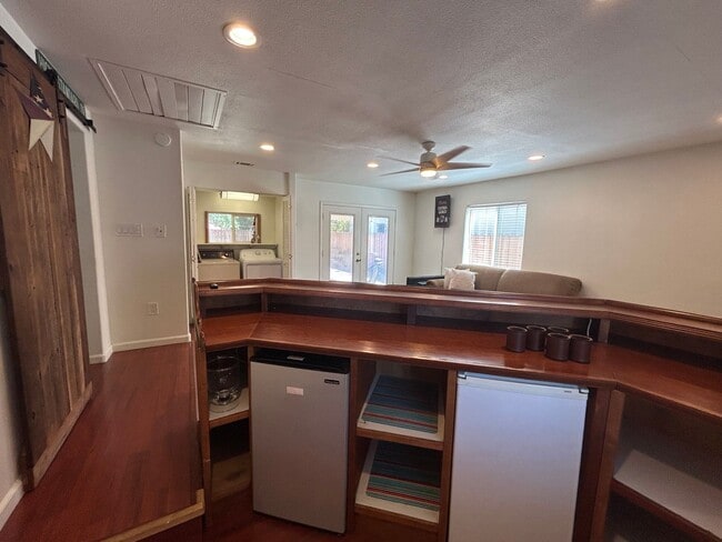 Building Photo - 2 bed, 1 bath, Bonus Room with Built-in Bar