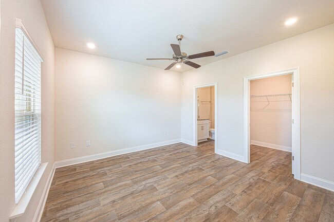 Building Photo - 32667 Revere Dr