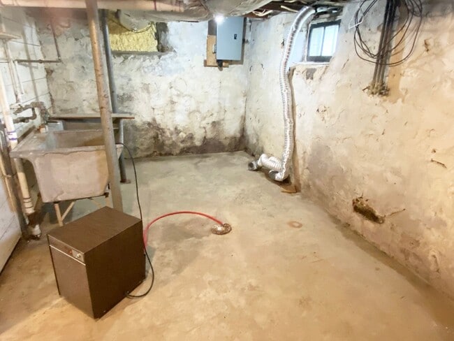 Building Photo - 2 BR Ranch Style Home with 1-Car Detached Garage