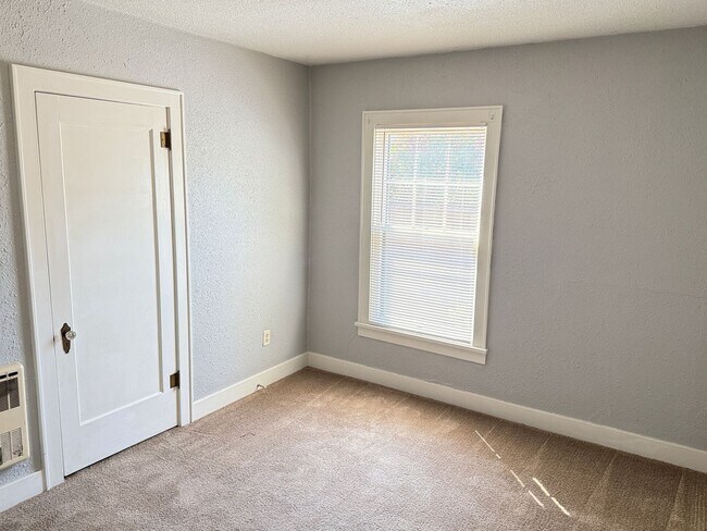 Building Photo - 844 D St