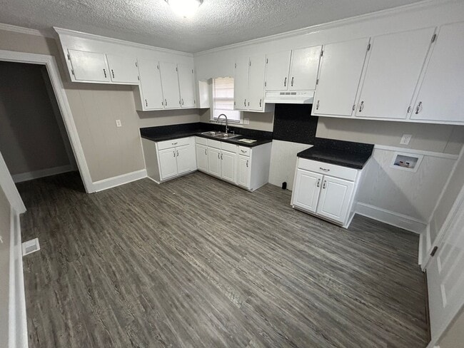 Building Photo - Four Bedroom Two Bath House for Rent $1100...