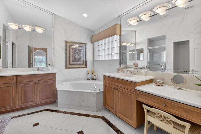 Building Photo - 5256 Glenville Dr