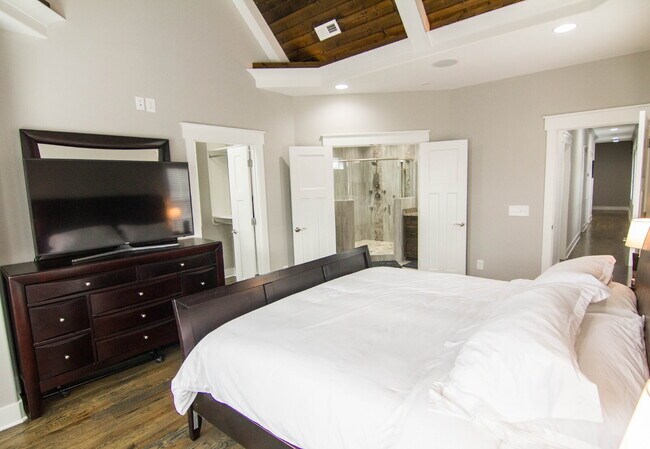 Building Photo - NOW AVAILABLE!! Furnished Custom-Built Home **Month-to-Month** Lease Option, 1.5 Miles to Broadway!