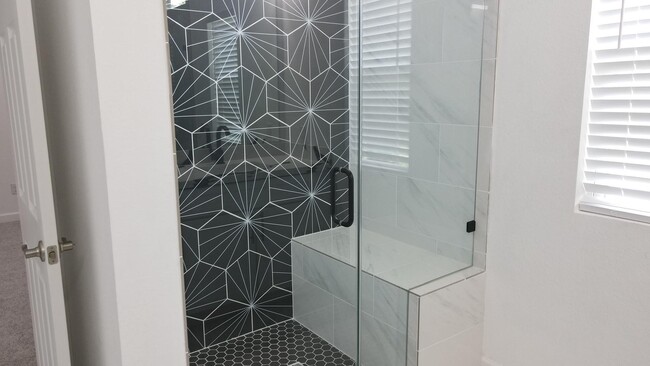 Building Photo - 5126 Lyndhurst Dr