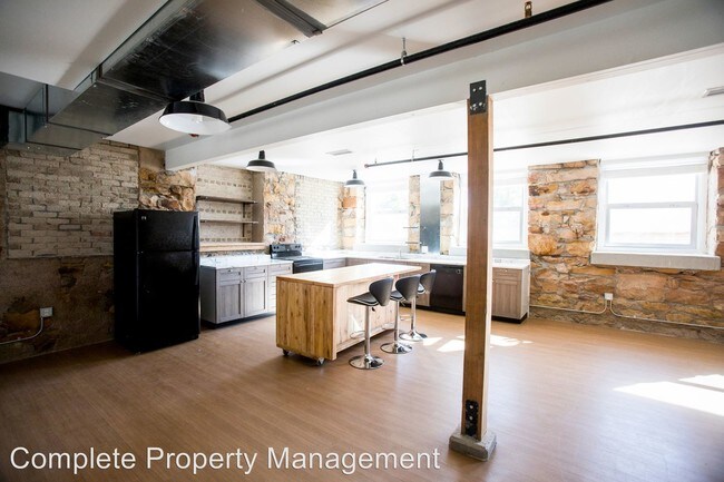 Building Photo - 925 Dilger Ave