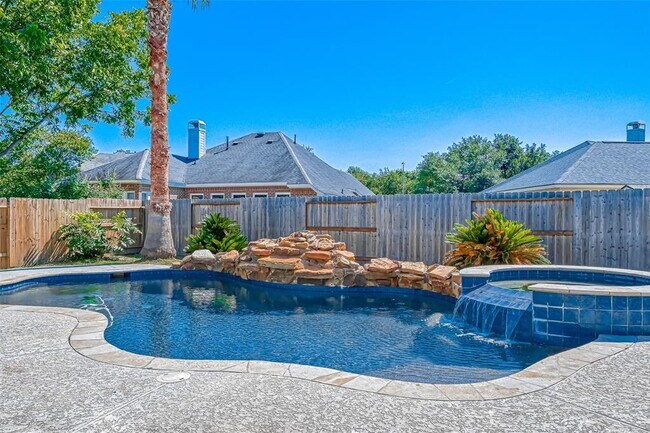Building Photo - 6215 Suncrest Ct