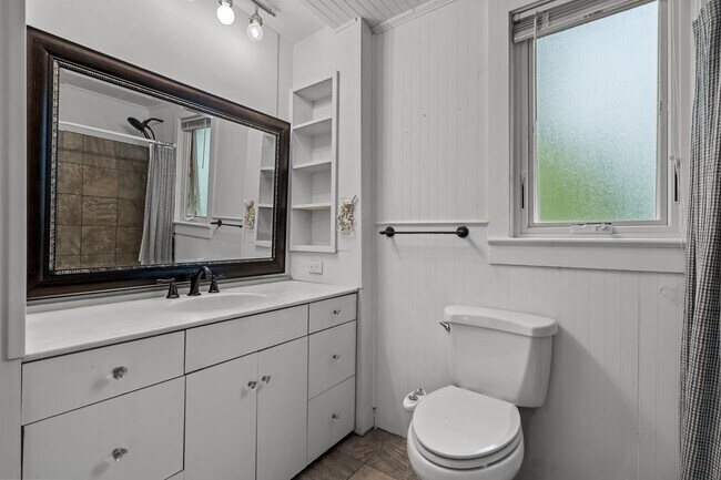 Building Photo - 802 N Poplar St