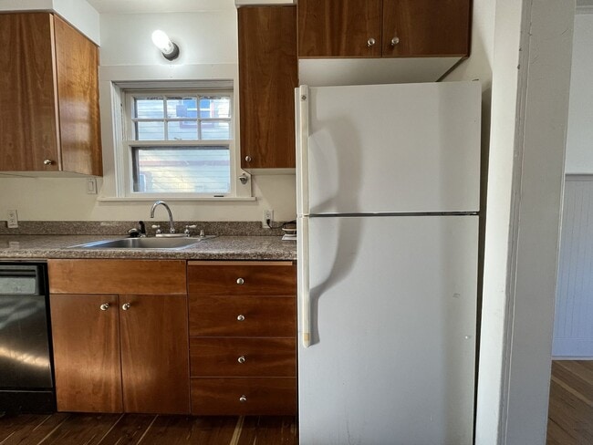 Building Photo - Character-Rich Two-Bedroom with Vintage Bath, Ample Storage & Expansive Outdoor Space