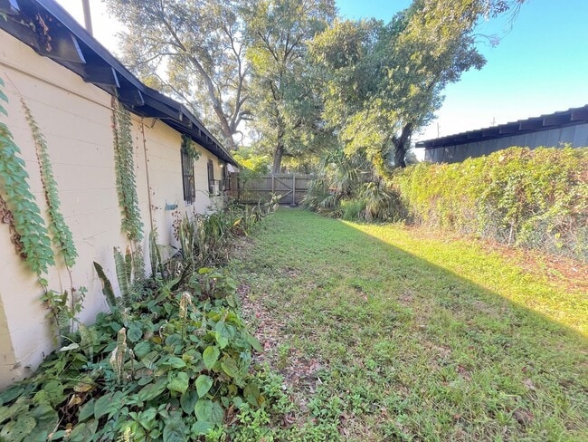 Building Photo - 1235 1/2 W Cypress St