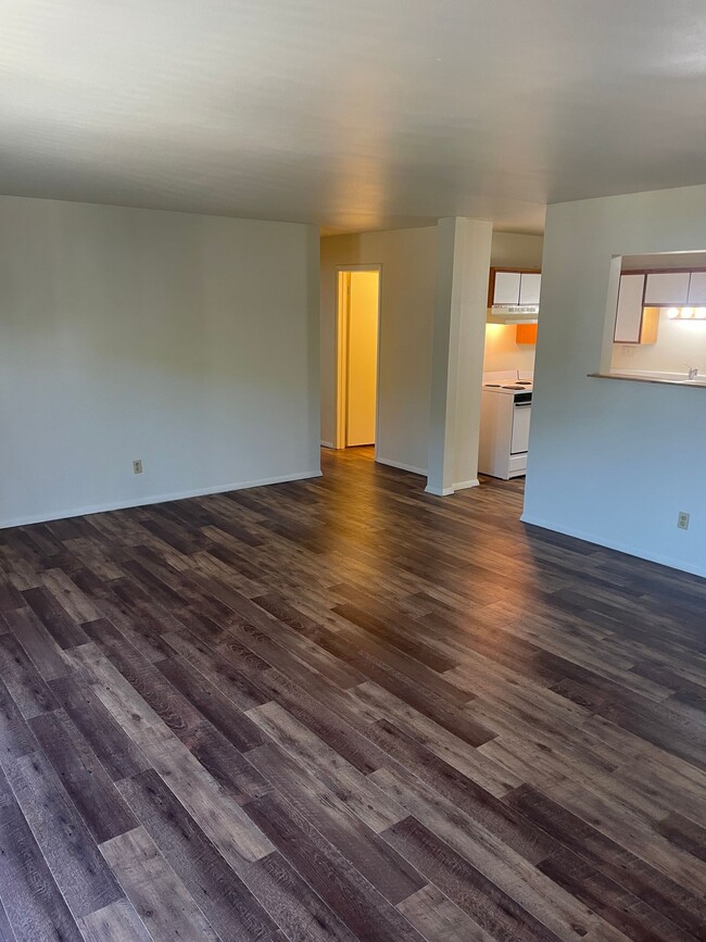 Primary Photo - Large 2 bedroom 1 bath with balcony and ga...