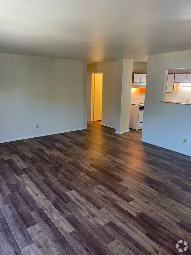 Building Photo - Large 2 bedroom 1 bath with balcony and ga...