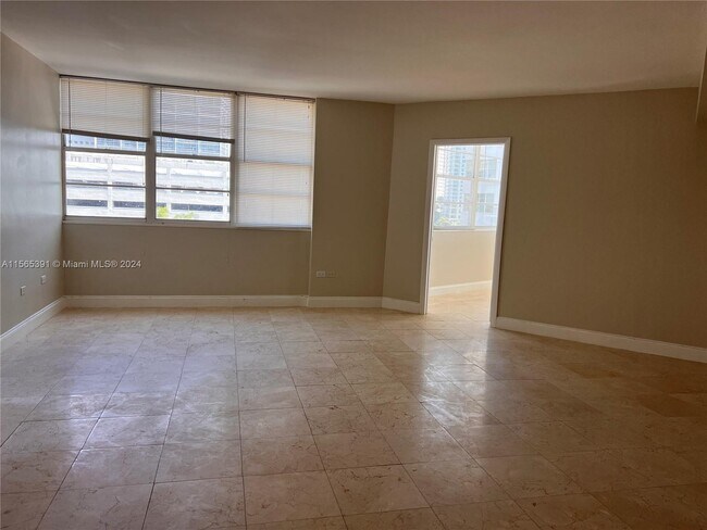 Building Photo - 825 Brickell Bay Dr