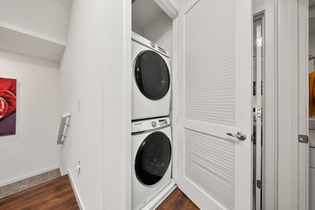 Building Photo - 1 Bed/1 Bath Modern Condo in Upper Land Park