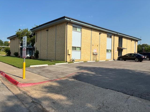 Building Photo - 425 S Oak St