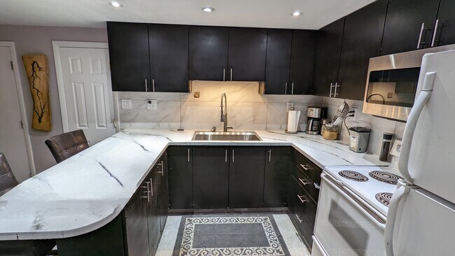 Kitchen - 521 S Stewart St