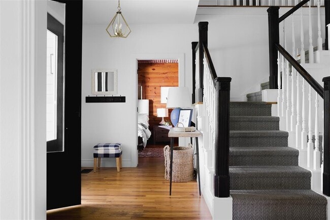 Building Photo - 11505 SW Oaks