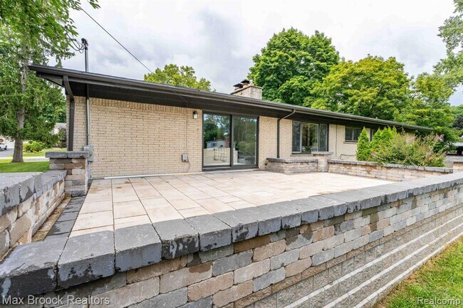 Building Photo - 7011 White Pine Dr