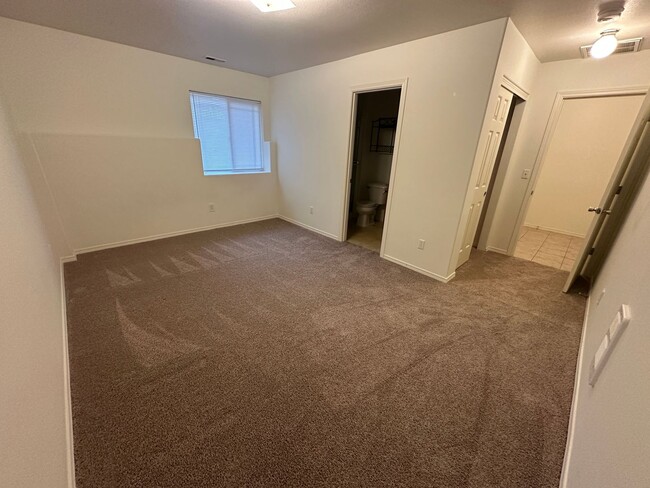 Building Photo - MOVE IN SPECIAL! Large 3 Bedroom 3.5 Bath ...