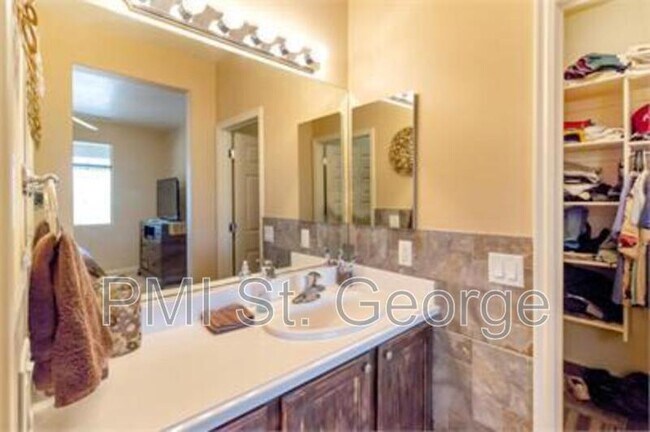 Building Photo - 3241 E Fourteen Fairway Dr