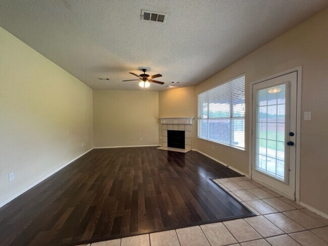 Building Photo - 4 bedroom, 2.5 bath home for lease!