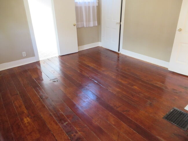 Building Photo - Two Bedroom Home with a bonus room/3rd bedroom in Historic District (Williams-Woodland Historic P...