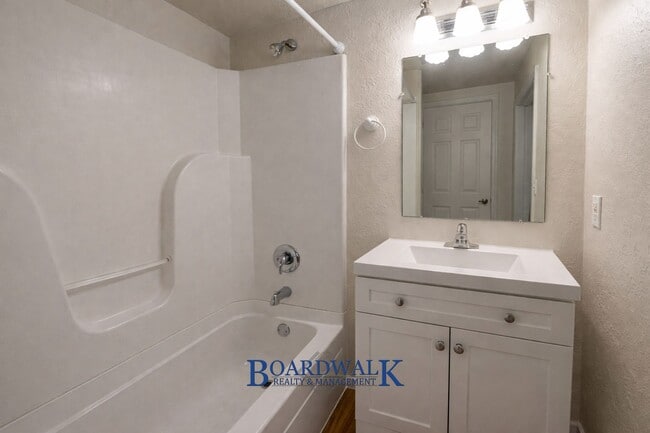 Building Photo - Beautiful 4 Bed 2 Bath SLC home!