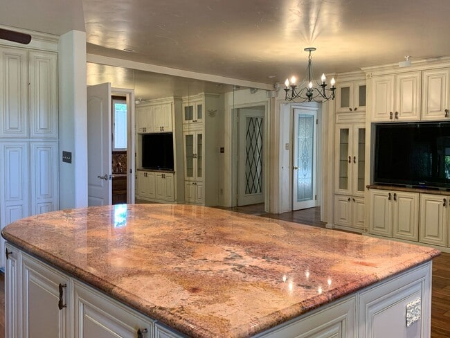 Building Photo - 2 Bedroom Country Home in Hollister