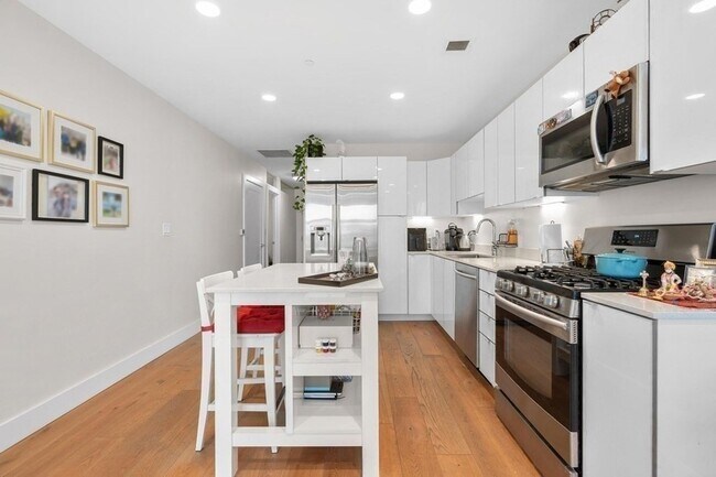 Building Photo - 250 Meridian St