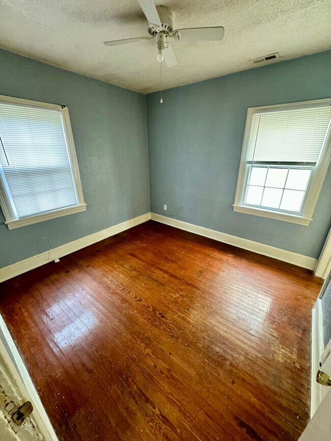 Building Photo - 2 bed house Rva North Side! PET FRIENDLY, ...