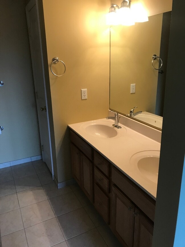 Building Photo - Beautiful State College townhouse available June!