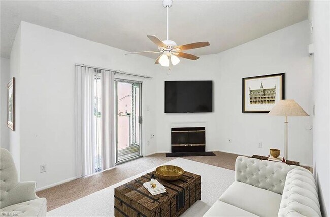 Building Photo - Charming Top-Floor Condo in the Heart of V...
