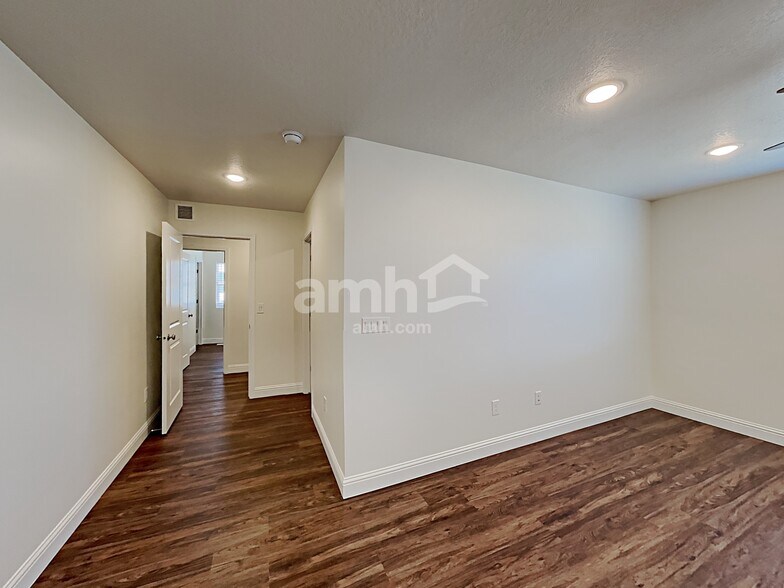 Building Photo - 332 N Gibbons Ln