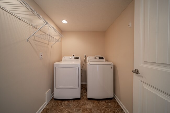 Building Photo - 6535 Bayside Dr