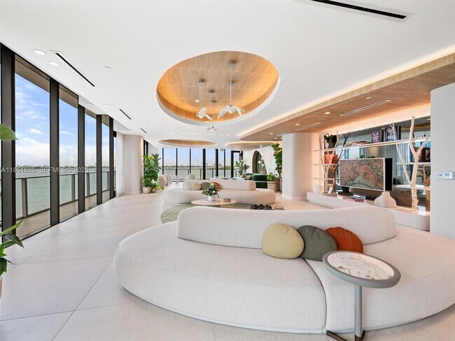 Building Photo - 700 NE 24th St